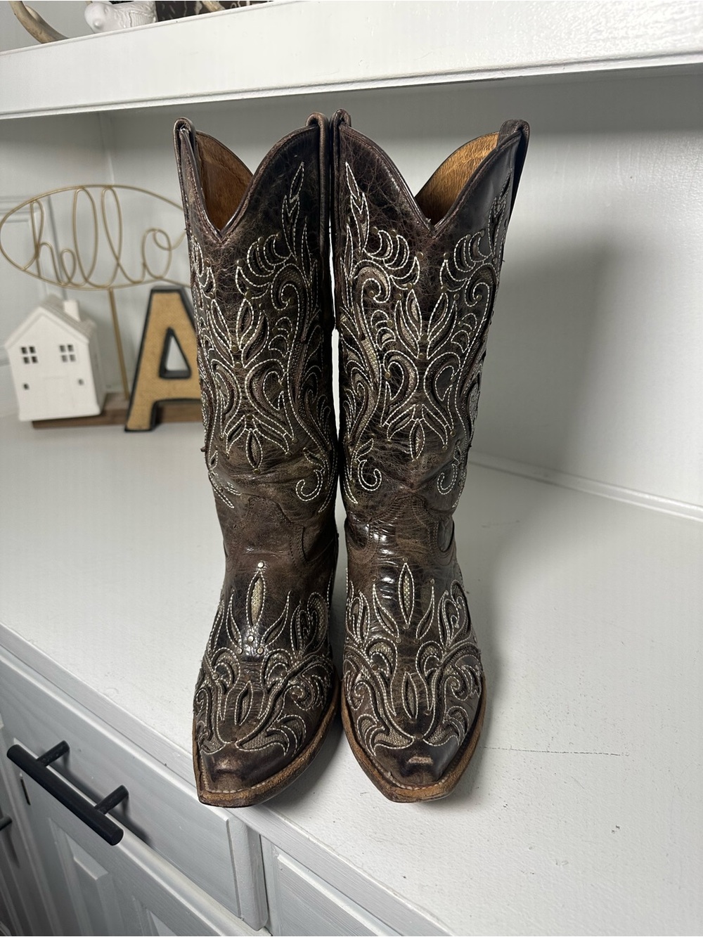 **SOLD**Corral Style Women’s 7.5 Brown Embroidered Cowboy Boots Distressed - Picture 2 of 9
